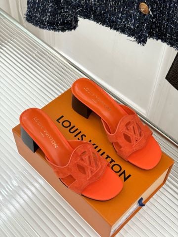 DÉP NỮ L V LV ISOLA MULE DA BÊ SUEDE NÂU GÓT 5CM – QUAI CUT-OUT LV CIRCLE THANH LỊCH