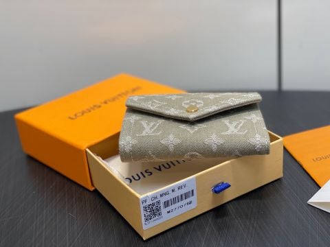 VÍ NỮ L V VICTORINE GẬP BA JACQUARD MONOGRAM HIỆU ỨNG STONEWASH THANH LỊCH