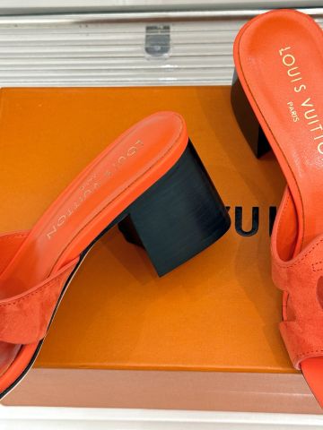 DÉP NỮ L V LV ISOLA MULE DA BÊ SUEDE NÂU GÓT 5CM – QUAI CUT-OUT LV CIRCLE THANH LỊCH
