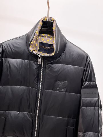 ÁO PHAO NAM L V PHOM PUFFER CHẦN Ô LỚN – LOGO DẬP CHÌM TINH TẾ, LÓT MONOGRAM SANG TRỌNG