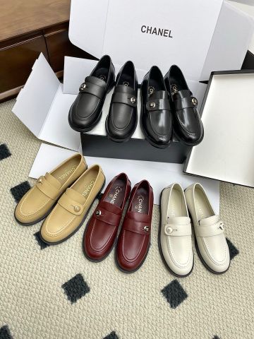 GIÀY NỮ LOAFER CN  – DA BÊ MỊN, LOGO KIM LOẠI, ĐẾ DA