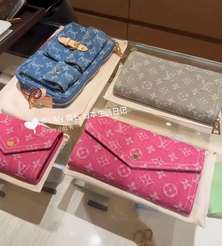 VÍ NỮ L V SARAH MONOGRAM DENIM DÁNG PHONG THƯ THANH LỊCH