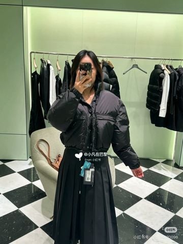 ÁO PHAO NỮ PRD 2-IN-1 THÁO RỜI TAY BIẾN ĐỔI THÀNH GILE DÁNG CROPPED LOGO TAM GIÁC