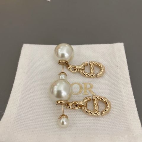 KHUYÊN TAI NỮ CD DOUBLE PEARL & CHARM LOGO XOẮN – DÁNG RƠI TINH GỌN, SÁNG GƯƠNG MẶT