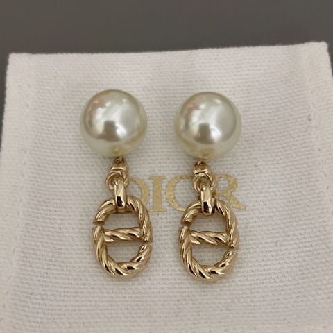 KHUYÊN TAI NỮ CD DOUBLE PEARL & CHARM LOGO XOẮN – DÁNG RƠI TINH GỌN, SÁNG GƯƠNG MẶT