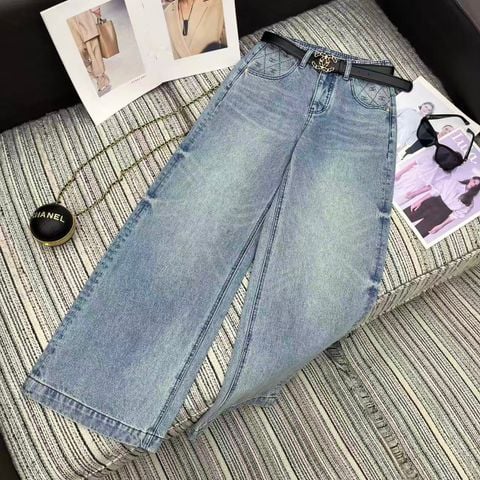 QUẦN JEAN NỮ CHA* ỐNG ĐỨNG WASH XANH ĐÍNH ĐÁ LOGO C ĐÔI, KÈM THẮT LƯNG DA SANG TRỌNG