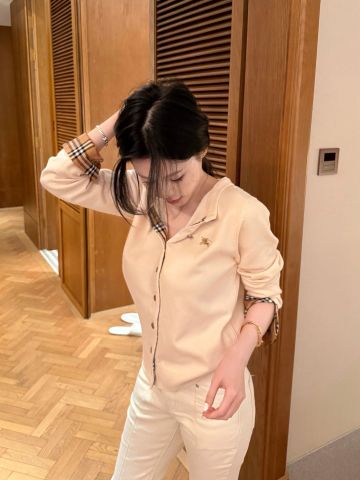 ÁO CARDIGAN NỮ B B – THÊU BIỂU TƯỢNG KỴ SĨ, DỆT KIM MỀM MỊN PHỐI HỌA TIẾT CHECK