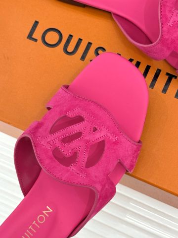DÉP NỮ L V QUAI DA LỘN ĐỤC CHỮ MONOGRAM – ĐẾ BỆT THÔ DỄ MANG, TÔNG NÂU TÂY THANH LỊCH