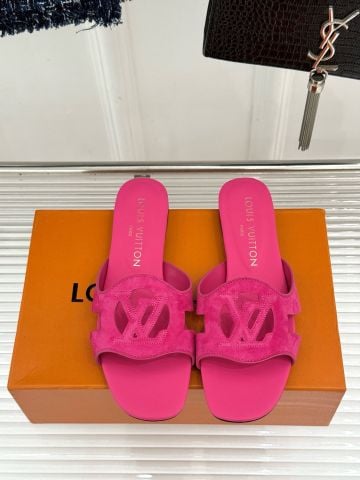 DÉP NỮ L V QUAI DA LỘN ĐỤC CHỮ MONOGRAM – ĐẾ BỆT THÔ DỄ MANG, TÔNG NÂU TÂY THANH LỊCH