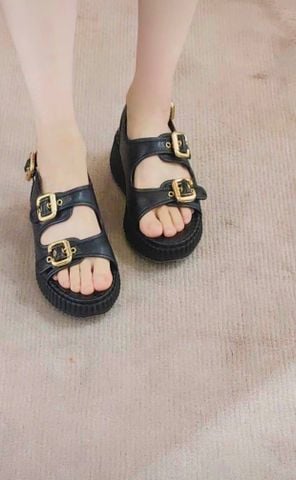 SANDAL NỮ CHL* DÒNG PLATFORM ĐẾ RÃNH 4CM DA BÒ MỀM PHỐI KHÓA KIM LOẠI ÁNH VÀNG
