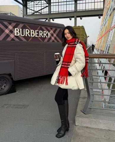 KHĂN QUÀNG UNISEX BBR CHECK BOUCLÉ ALPACA BLEND – TUA XOẮN DÀY, DỆT NỔI SỢI “ĐỔI GU” NGAY