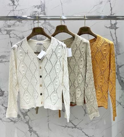 ÁO CARDIGAN NỮ B C – CỔ V TÔN DÁNG, DỆT POINTELLE PHỐI CABLE KNIT, LINEN PHA TENCEL