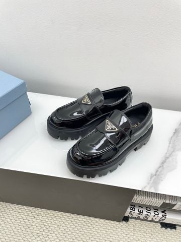 GIÀY NỮ LOAFER PRAD* ĐẾ LUG DÀY – LOGO TAM GIÁC