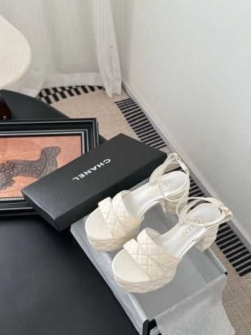 SANDAL CAO GÓT NỮ CN 25A QUILTED LEATHER PLATFORM SANDALS GÓT VUÔNG 9CM CHẦN BÔNG