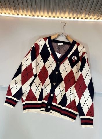 ÁO CARDIGAN NAM MNCL HOẠ TIẾT ARGYLE V-NECK LOGO PATCH PHOM GỌN TÔN DÁNG