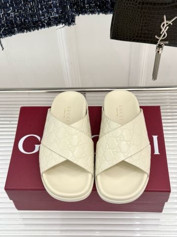 DÉP NỮ G G MONOGRAM EMBOSSED CROSS-STRAP – DA CỪU MỀM ĐẾ BỆT ÊM NHẸ