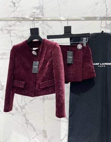 SET ÁO KHOÁC LỬNG & CHÂN VÁY MINI NỮ Y S L – NHUNG BẮT SÁNG, CÀI ĐÁ DÁNG HOA