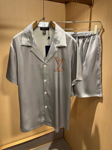 BỘ NGỦ NGHỈ NAM/NỮ L V LỤA SATIN ÁNH MỊN – MONOGRAM ROPE LOGO THÊU NỔI, PHOM RELAXED RESORT SANG TRỌNG