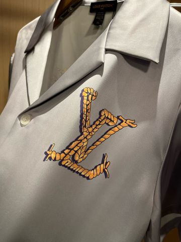 BỘ NGỦ NGHỈ NAM/NỮ L V LỤA SATIN ÁNH MỊN – MONOGRAM ROPE LOGO THÊU NỔI, PHOM RELAXED RESORT SANG TRỌNG