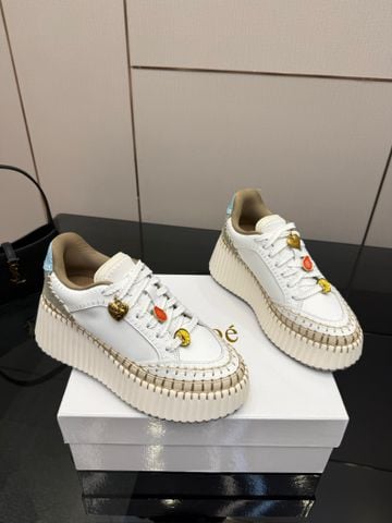 GIÀY SNEAKER NỮ CHL NAMA ĐẾ WEDGE 8CM KHÂU THỦ CÔNG ĐÍNH CHARM TRÁI CÂY
