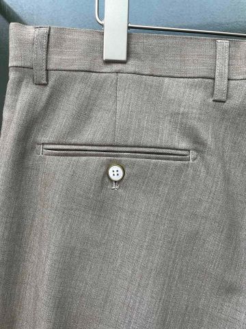BỘ SUIT NAM L V TAILORED RELAXED FIT – BLAZER VE ÁO SẮC NÉT, QUẦN TÂY RỦ PHOM, PHỤ KIỆN LOGO CAO CẤP