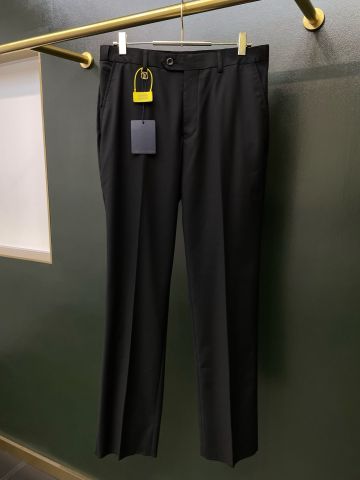 BỘ SUIT NAM L V CHẤT LIỆU POLYESTER CAO CẤP – BLAZER SINGLE-BREASTED PHOM TÂY LỊCH LÃM, QUẦN ÂU ĐỒNG BỘ