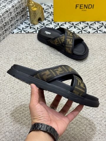 DÉP SANDAL NAM FND QUAI CHÉO JACQUARD FF – DÁNG SLIDE TỐI GIẢN, FORM GỌN ĐẸP