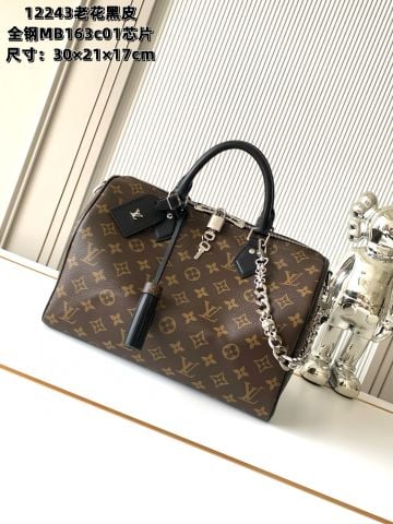 TÚI NAM NỮ L*V  SPEEDY SOFT 30 MONOGRAM – VIỀN DA ĐEN, DÂY XÍCH CÁ TÍNH