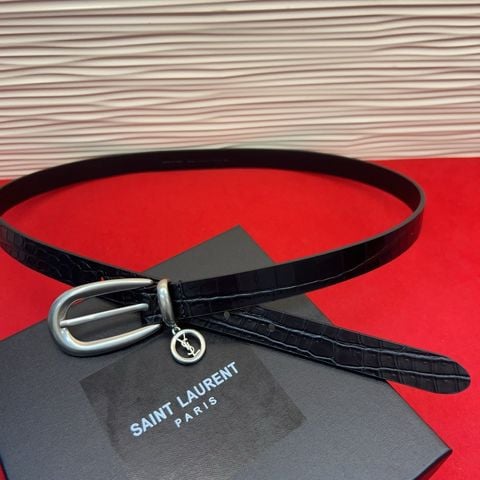 THẮT LƯNG NỮ Y S L – BẢN MẢNH 2 CM, DA Ý DẬP VÂN CÁ SẤU, KHÓA OVAL KÈM CHARM CASSANDRE