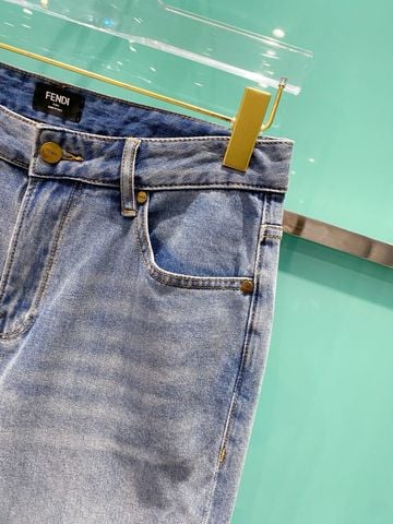 QUẦN JEANS NAM F E N D I DENIM LIGHT WASH PHỐI TÚI SAU FF MOTIF & LEATHER LOGO PATCH