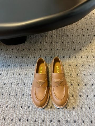 GIÀY NỮ PRAD* LOAFER DA HẠT – ĐẾ DÀY 4CM, BIỂU TƯỢNG TAM GIÁC
