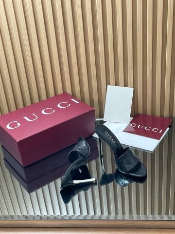 DÉP CAO GÓT NỮ GC GG EMBOSSED SLIDE MULES GÓT THANH KIM LOẠI