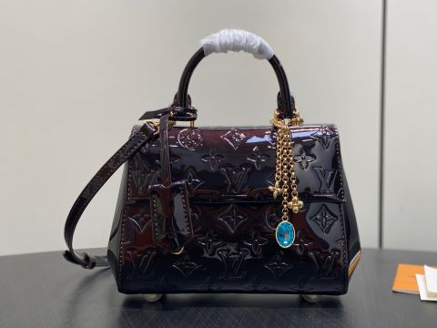 TÚI XÁCH NỮ L V CLUNY MINI DA BÓNG DẬP MONOGRAM NỔI CHARM TRANG SỨC