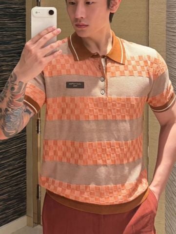 ÁO POLO NAM L V DAMIER STRIPED KNIT – COTTON JACQUARD DỆT HỌA TIẾT BÀN CỜ PHỐI SỌC, PHOM REGULAR FIT