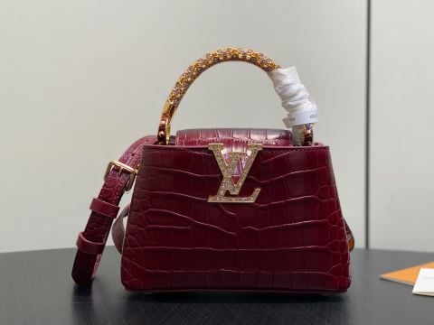 TÚI XÁCH NỮ L V CAPUCINES EXCEPTIONALS VÂN CÁ SẤU TAY CẦM HOA NẠM ĐÁ 21CM
