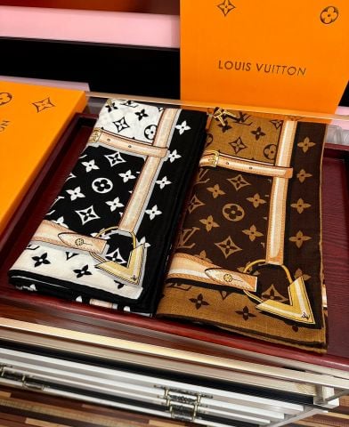 KHĂN CHOÀNG UNISEX L*V  2025 – DOUBLE-FACE MONOGRAM