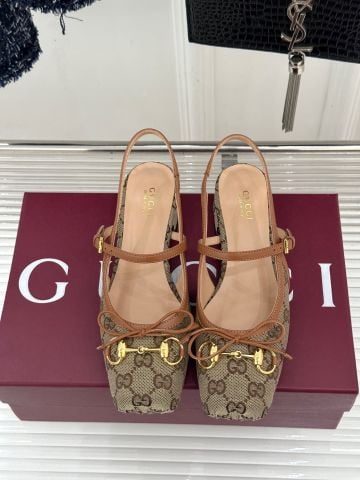 SANDAL NỮ GC MONOGRAM HORSEBIT NƠ MẢNH MŨI VUÔNG GÓT THẤP