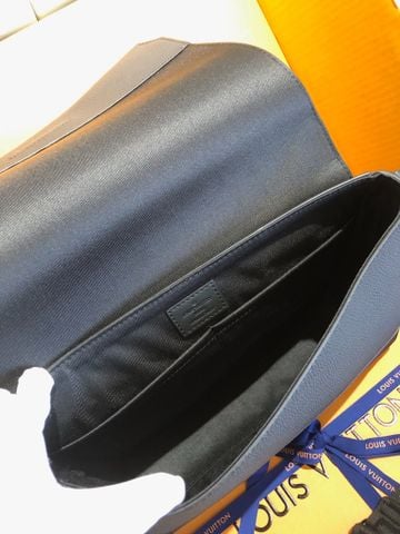 TÚI ĐEO CHÉO NAM L V TAKEOFF MESSENGER LV AEROGRAM – GRAINED CALF LEATHER