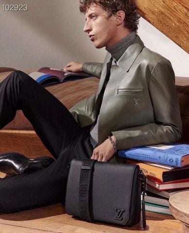 TÚI ĐEO CHÉO NAM L V TAKEOFF MESSENGER LV AEROGRAM – GRAINED CALF LEATHER