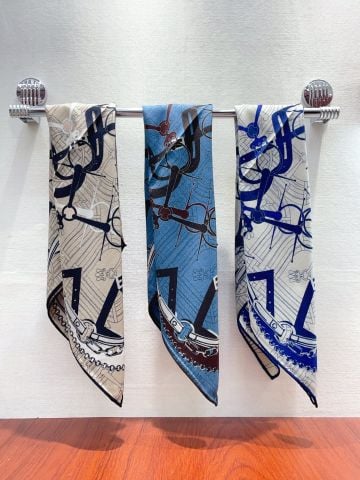 KHĂN VUÔNG  HERM LỤA–LEN 2 MẶT | MOTIF DÂY CƯƠNG