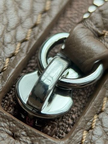 TÚI XÁCHCN MAXI CLASSIC FLAP DA BÒ VÂN HẠT PHOM MỀM DUNG LƯỢNG LỚN KHÓA KIM LOẠI BẠC