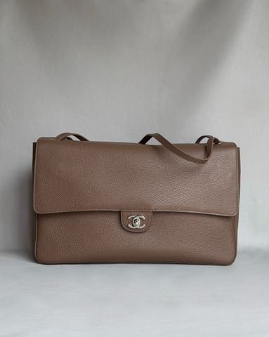 TÚI XÁCHCN MAXI CLASSIC FLAP DA BÒ VÂN HẠT PHOM MỀM DUNG LƯỢNG LỚN KHÓA KIM LOẠI BẠC