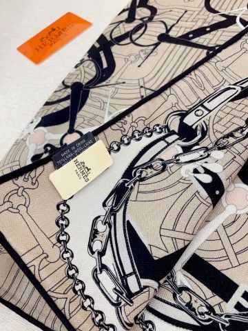 KHĂN VUÔNG  HERM LỤA–LEN 2 MẶT | MOTIF DÂY CƯƠNG