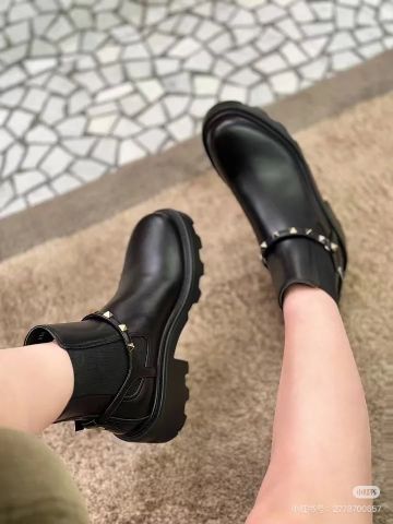 BOOT NỮ VLT ĐINH TÁN SIGNATURE – ĐẾ DÀY LUG MẠNH MẼ