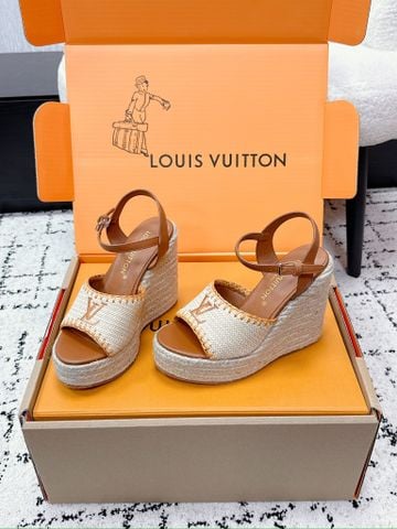 SANDAL ĐẾ XUỒNG NỮ L V DÒNG ISOLA QUAI MONOGRAM PHỐI VIỀN DA GÓT 8.5CM ĐẾ 5.5CM