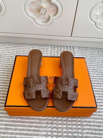 SANDAL CAO GÓT NỮ HM QUAI H THÊU CHỈ NỔI HOẠ TIẾT – GÓT TRỤ