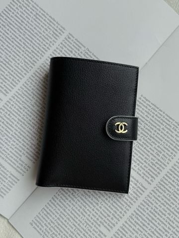 VÍ ĐỰNG HỘ CHIẾU CN DA CAVIAR GRAINED CALFSKIN PHOM GẬP MINI KÈM KẸP BẢO VỆ HỘ CHIẾU SANG TRỌNG