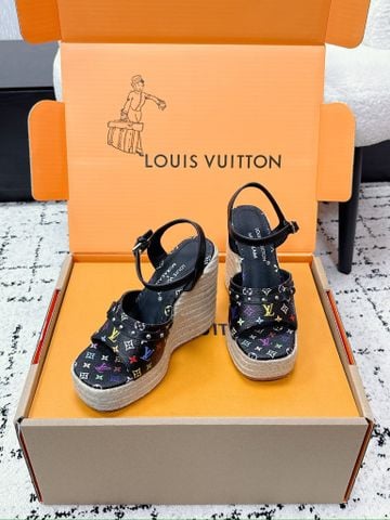SANDAL CAO GÓT NỮ L V ISOLA ĐẾ XUỒNG DÂY THỪNG 8.5CM QUAI MONOGRAM DA PHỐI CANVAS