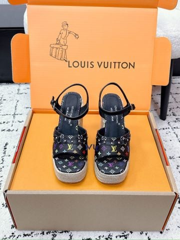 SANDAL CAO GÓT NỮ L V ISOLA ĐẾ XUỒNG DÂY THỪNG 8.5CM QUAI MONOGRAM DA PHỐI CANVAS