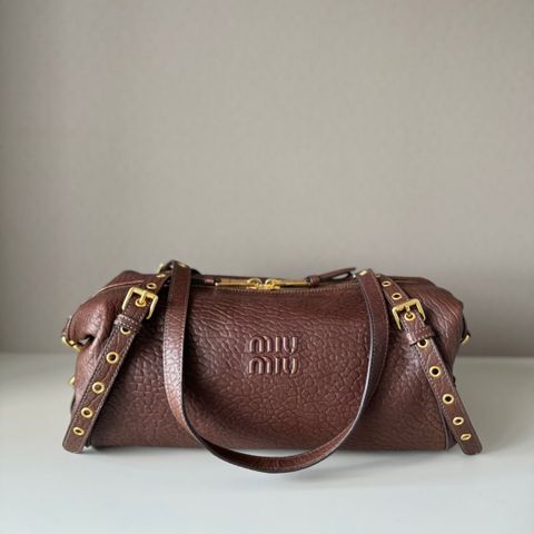 TÚI XÁCH NỮ MM DÁNG HOBO UNDERARM PHIÊN BẢN DÒNG AVENTURE PHOM MỀM DA VÂN NỔI LOGO DẬP CHÌM PHỤ KIỆN KIM LOẠI CỔ ĐIỂN